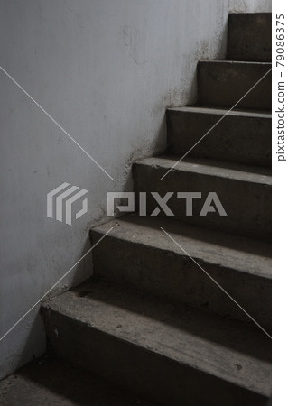 老舊階梯石階樓梯間公寓建築 79086375