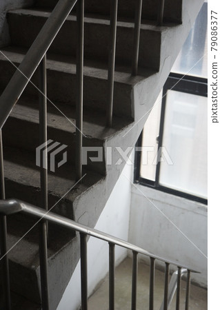 老舊階梯石階樓梯間公寓建築 老舊階梯石階樓梯間公寓建築 79086377
