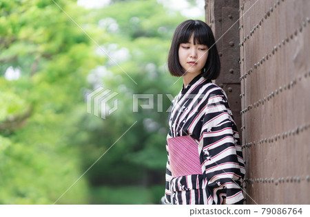 浴衣的女人 79086764