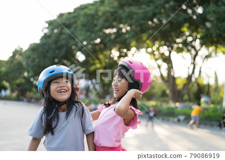 asian girl going on her in-line skates 79086919