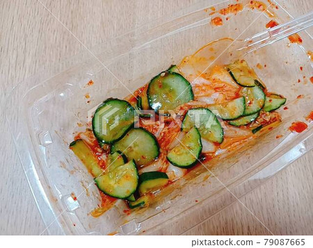 大白菜泡菜中加入醃黃瓜 大白菜泡菜中加入醃黃瓜 79087665