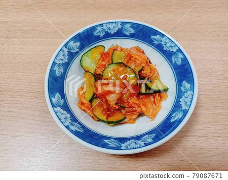 Add salted cucumber to Chinese cabbage kimchi Add salted cucumber to Chinese cabbage kimchi 79087671