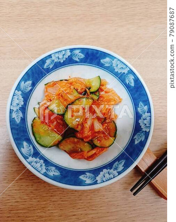 大白菜泡菜中加入醃黃瓜 大白菜泡菜中加入醃黃瓜 79087687