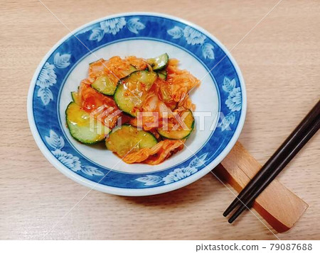 大白菜泡菜中加入醃黃瓜 大白菜泡菜中加入醃黃瓜 79087688