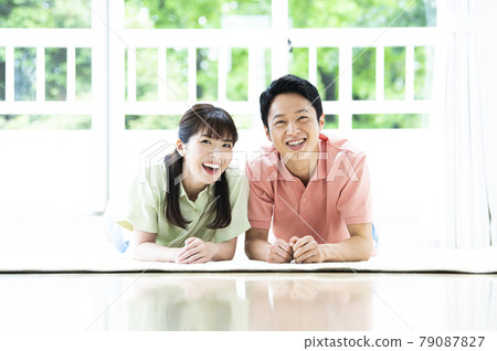 已婚夫婦肖像看著相機微笑 已婚夫婦肖像看著相機微笑 79087827