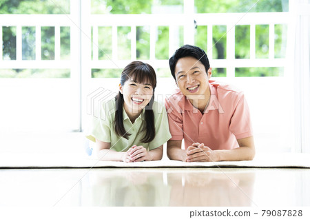 已婚夫婦肖像看著相機微笑 79087828