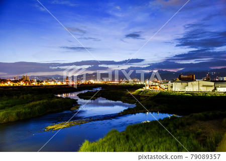 天上的光，天上的白雲，河面上的藍天，白雲，房屋，路燈的倒影。 79089357