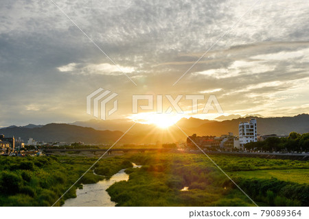 光光河床上綠草長長，旭日初升，色彩和陽光美麗，大地美麗。 79089364