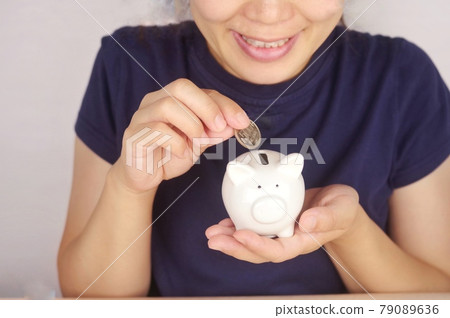 一個女人存錢 一個女人存錢 79089636