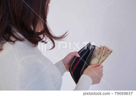 女人從錢包裡付錢 79089637