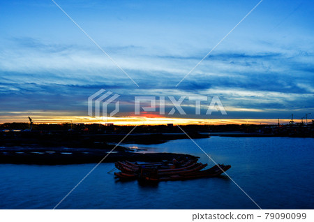 在白雲日本層美麗的日落中，一艘竹筏停泊在海面上。 79090099