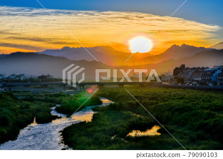 光光河床上綠草長長，旭日初升，色彩和陽光美麗，大地美麗。 79090103