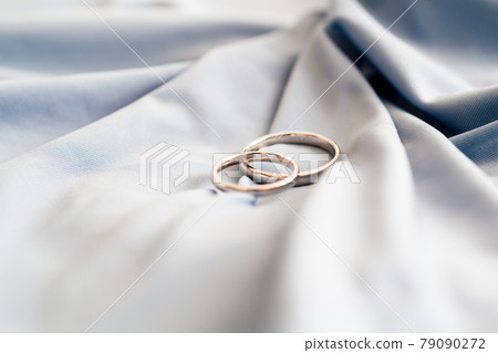 With thoughts on wedding rings 79090272