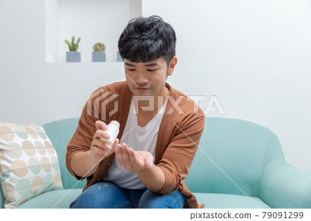 在家生病隔離的年輕男子 79091299