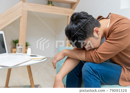在家生病隔離的年輕男子 79091328