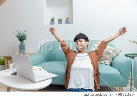 在家生病隔離的年輕男子 79091330