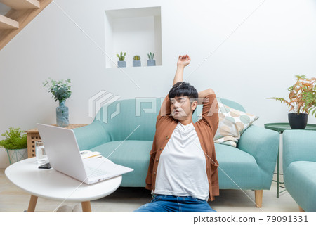 在家生病隔離的年輕男子 79091331