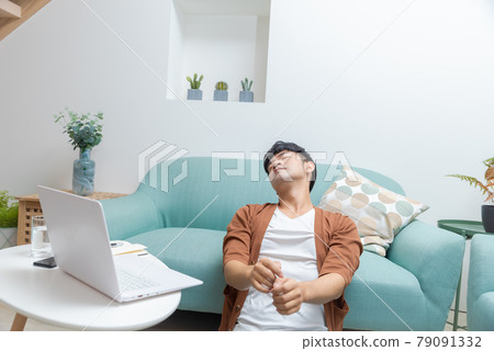 在家生病隔離的年輕男子 在家生病隔離的年輕男子 79091332
