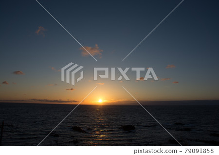 在地平線上的日落 在地平線上的日落 79091858