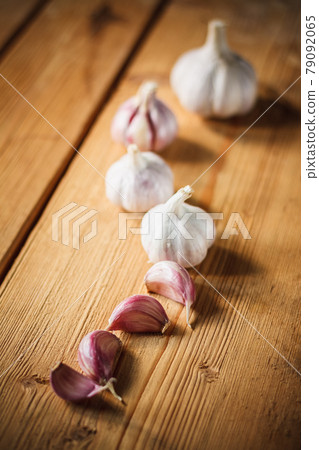 Raw garlic on wooden background 79092065