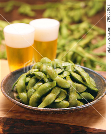 Black edamame and mug beer 79092068