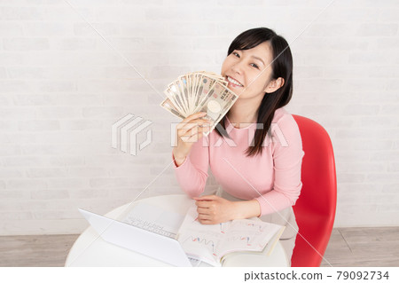 一個學股票和外匯投資的女人，做一塊破布，拿著一疊錢 79092734