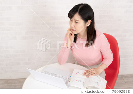 學習股票和外匯交易的女性 79092958