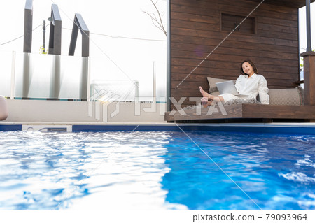 Worcation poolside business woman Worcation poolside business woman 79093964