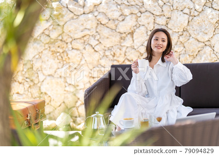 Worcation business woman coffee break 79094829