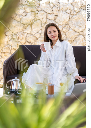 Worcation 女商人喝咖啡休息時間 Worcation 女商人喝咖啡休息時間 79094830
