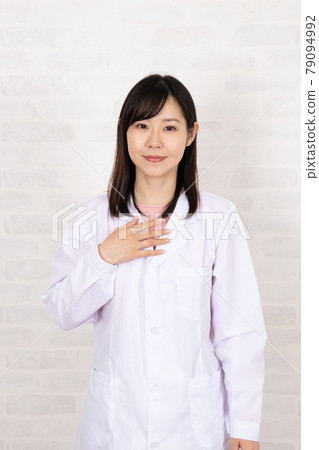 Science girls in lab coats (nurses, pharmacists, assistants, scientists) 79094992