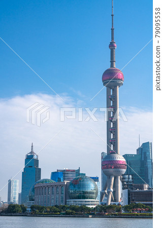 《上海》早晨欣賞上海天際線和外灘的景色 《上海》早晨欣賞上海天際線和外灘的景色 79095558