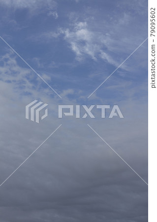 South sky in Gifu city in the early morning of mid-June 79095602
