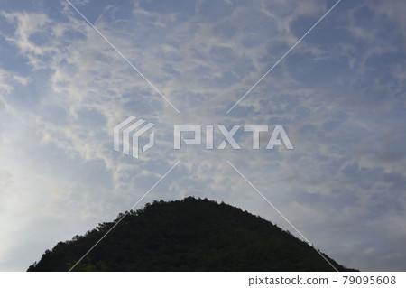 六月中旬 清晨的天空和岐阜市東南邊的山峰 六月中旬 清晨的天空和岐阜市東南邊的山峰 79095608