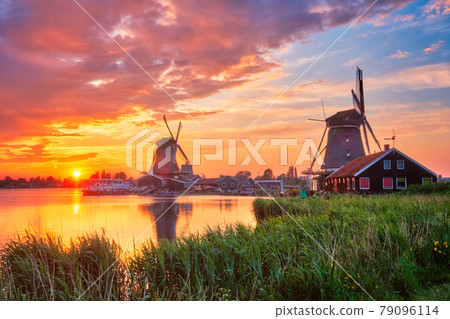 Windmills at Zaanse Schans in Holland on sunset. Zaandam, Nether 79096114