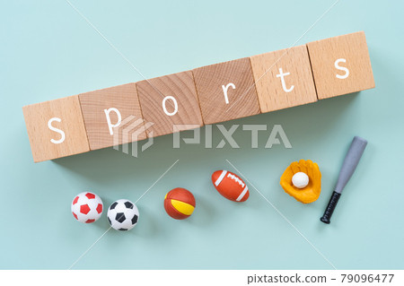 運動、球類 | 寫有“運動”字樣的積木和球類工具玩具 79096477