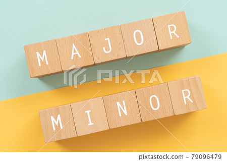 大調和小調 | 寫有“MAJOR MINOR”的積木 大調和小調 | 寫有“MAJOR MINOR”的積木 79096479