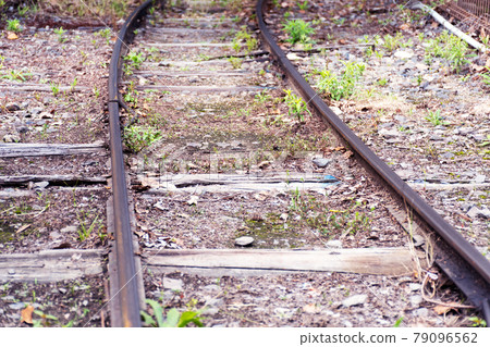 Children's train tracks in an amusement park Old and rusty tracks Children's train tracks in an amusement park Old and rusty tracks 79096562