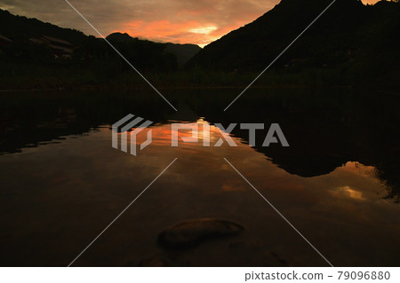 夕陽水鏡 79096880