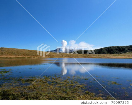 阿蘇/草千里濱藍天和中岳噴發(熊本縣阿蘇市) 阿蘇/草千里濱藍天和中岳噴發(熊本縣阿蘇市) 79097235
