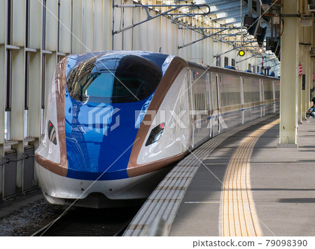 Take the E7 Shinkansen from behind at Takasaki Station 79098390
