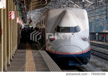 在上越新幹線（E4系列）上下車時在高崎站 79098398