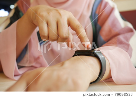 women hand checking time on smart watch, 79098553
