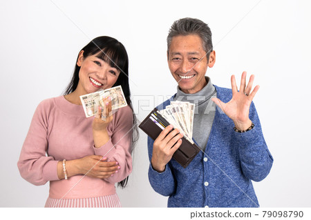 中年夫婦高興得發了大財 79098790