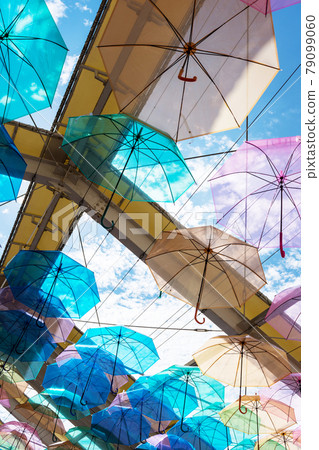 明亮的雨季圖像照片，天花板上掛著許多雨傘 79099060