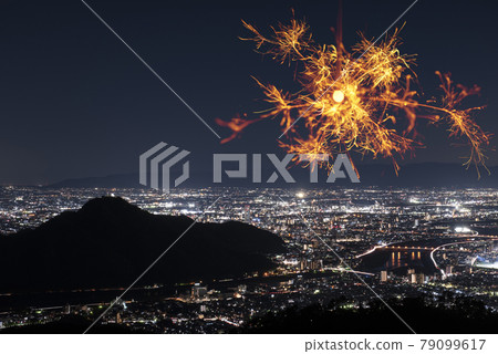 [Summer image] Sparklers are set against the night view. Making summer memories. 79099617