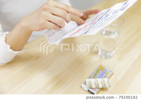 閱讀說明的女人 79100182