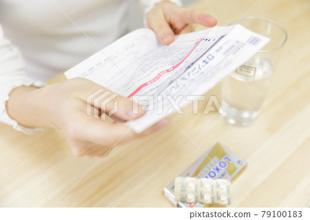 閱讀說明的女人 閱讀說明的女人 79100183