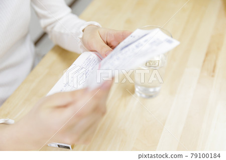 閱讀說明的女人 閱讀說明的女人 79100184