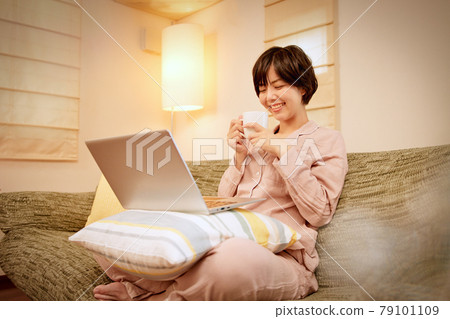 年輕女子在沙發上使用電腦 年輕女子在沙發上使用電腦 79101109